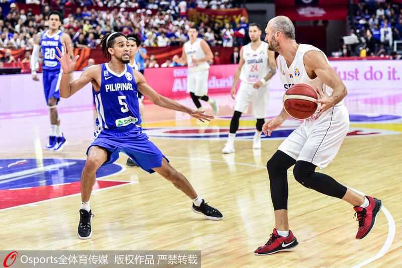 东南亚篮球锦标赛半决赛中，菲律宾队大比分获胜